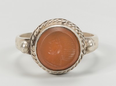 Lot 1318 - A CARNELIAN INTAGLIO INSET PERSIAN SILVER RING