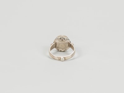 Lot 1318 - A CARNELIAN INTAGLIO INSET PERSIAN SILVER RING