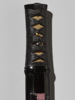 Lot 73 - A RARE LACQUER KAYAKU-IRE (GUNPOWDER FLASK) IN THE FORM OF A TANTO