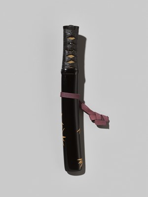 Lot 73 - A RARE LACQUER KAYAKU-IRE (GUNPOWDER FLASK) IN THE FORM OF A TANTO