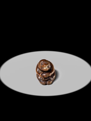 Lot 144 - AN AMUSING WOOD NETSUKE OF A MONKEY EATING A PERSIMMON