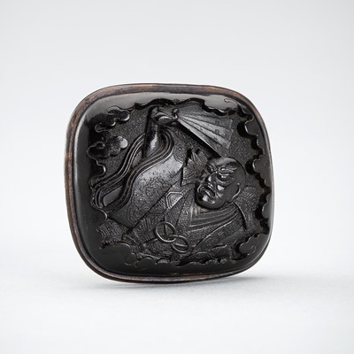 Lot 672 - A PRESSED HORN MANJU NETSUKE OF A SAMURAI