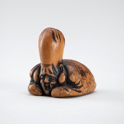 Lot 530 - A WOOD NETSUKE OF FUKUROKUJU DISGUISED AS A MINOGAME