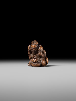 Lot 206 - A FINE WOOD NETSUKE OF INO HAYATA SLAYING THE NUE