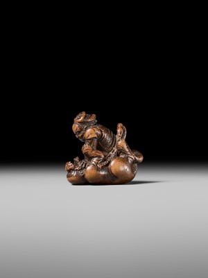 Lot 206 - A FINE WOOD NETSUKE OF INO HAYATA SLAYING THE NUE