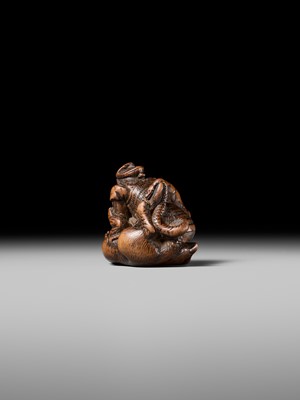 Lot 206 - A FINE WOOD NETSUKE OF INO HAYATA SLAYING THE NUE