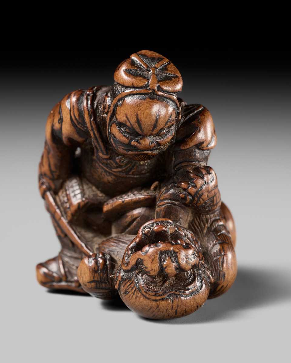 Lot 206 - A FINE WOOD NETSUKE OF INO HAYATA SLAYING THE NUE