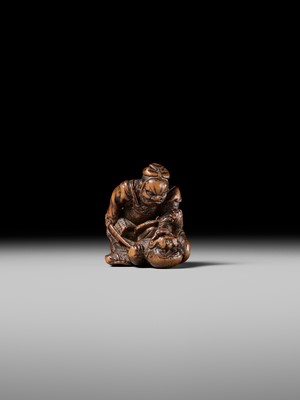 Lot 206 - A FINE WOOD NETSUKE OF INO HAYATA SLAYING THE NUE