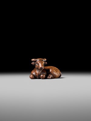 Lot 179 - YUGETSU: A FINE WOOD NETSUKE OF A RECUMBENT OX