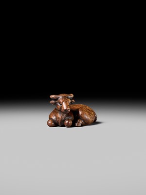 Lot 179 - YUGETSU: A FINE WOOD NETSUKE OF A RECUMBENT OX