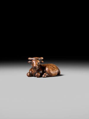 Lot 179 - YUGETSU: A FINE WOOD NETSUKE OF A RECUMBENT OX