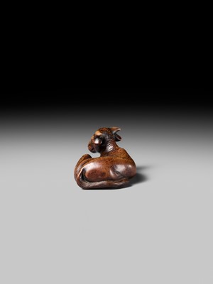 Lot 179 - YUGETSU: A FINE WOOD NETSUKE OF A RECUMBENT OX