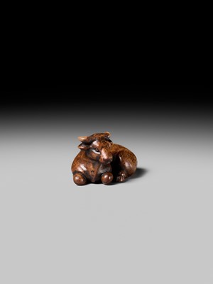 Lot 179 - YUGETSU: A FINE WOOD NETSUKE OF A RECUMBENT OX