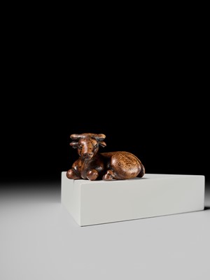 Lot 179 - YUGETSU: A FINE WOOD NETSUKE OF A RECUMBENT OX