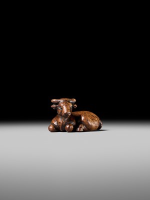 Lot 179 - YUGETSU: A FINE WOOD NETSUKE OF A RECUMBENT OX