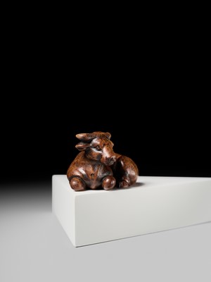 Lot 179 - YUGETSU: A FINE WOOD NETSUKE OF A RECUMBENT OX