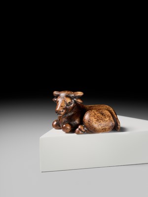 Lot 179 - YUGETSU: A FINE WOOD NETSUKE OF A RECUMBENT OX