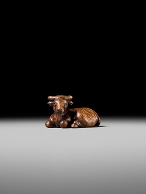 Lot 179 - YUGETSU: A FINE WOOD NETSUKE OF A RECUMBENT OX