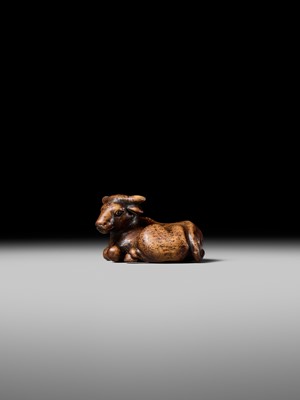 Lot 179 - YUGETSU: A FINE WOOD NETSUKE OF A RECUMBENT OX