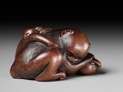 Lot 143 - MASANOBU: A SUPERB WOOD NETSUKE OF A MONKEY AND YOUNG