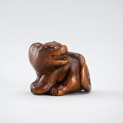 Lot 389 - A CHARMING WOOD NETSUKE OF A TIGER