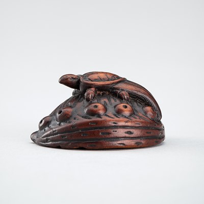 Lot 421 - A WOOD NETSUKE OF A MINOGAME ON AN AWABI