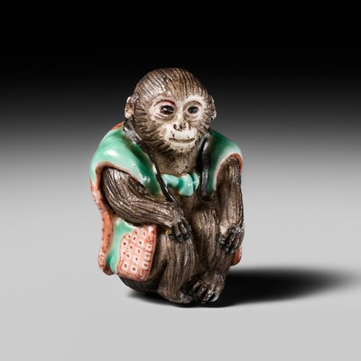 Lot 361 - A RARE KYOTO-YAKI PORCELAIN NETSUKE OF A MONKEY, ATTRIBUTED TO NIN’AMI DOHACHI