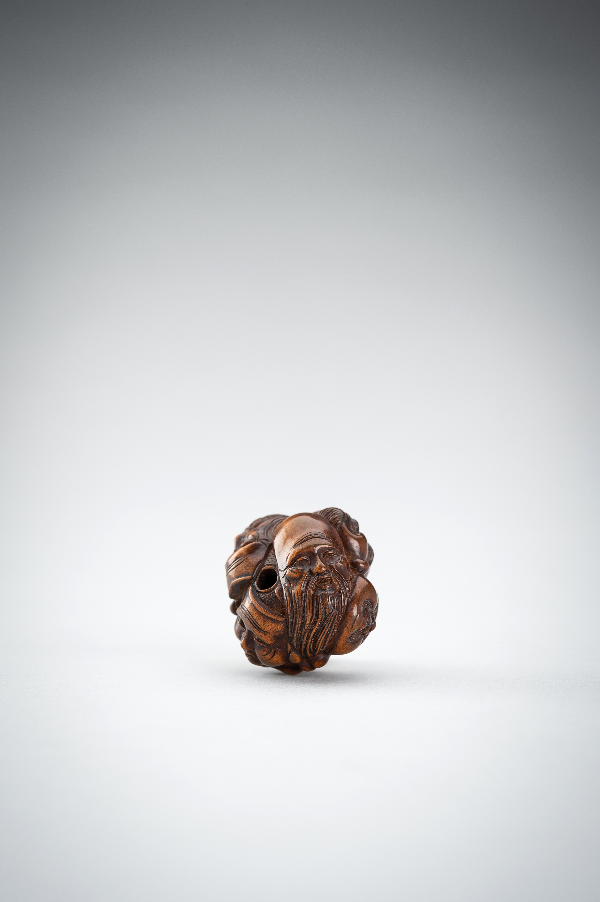 2937 七福神　猪口　7客　時代物 Lot 477 - A SIGNED WOOD NETSUKE OF A CLUSTER OF