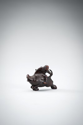 Lot 547 - SHURAKU: A WOOD NETSUKE OF NITTA NO SHIRO RIDING A WILD BOAR