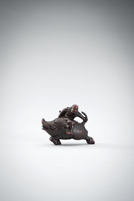 Lot 547 - SHURAKU: A WOOD NETSUKE OF NITTA NO SHIRO RIDING A WILD BOAR