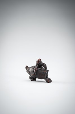 Lot 547 - SHURAKU: A WOOD NETSUKE OF NITTA NO SHIRO RIDING A WILD BOAR