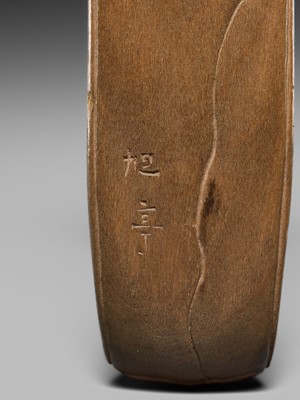 Lot 437 - KYOKUTEI: AN UNUSUAL SO-SCHOOL WOOD OBI-HASAMI NETSUKE OF A STYLIZED BAT