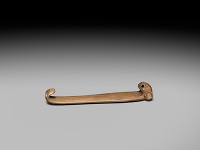 Lot 437 - KYOKUTEI: AN UNUSUAL SO-SCHOOL WOOD OBI-HASAMI NETSUKE OF A STYLIZED BAT