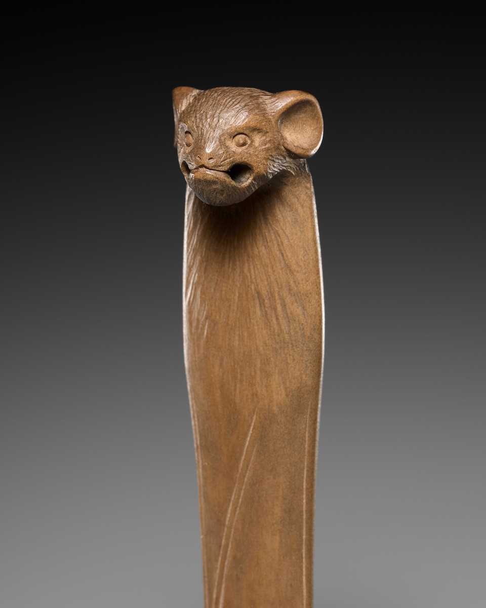 Lot 437 - KYOKUTEI: AN UNUSUAL SO-SCHOOL WOOD OBI-HASAMI NETSUKE OF A STYLIZED BAT