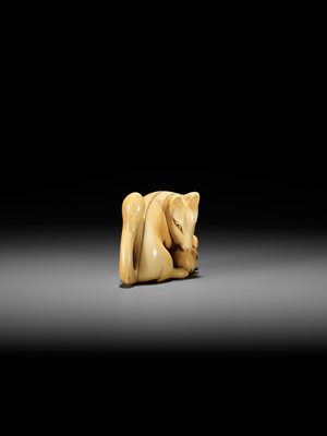 Lot 60 - A RARE IVORY NETSUKE OF A KITSUNE (FOX) AND CUB