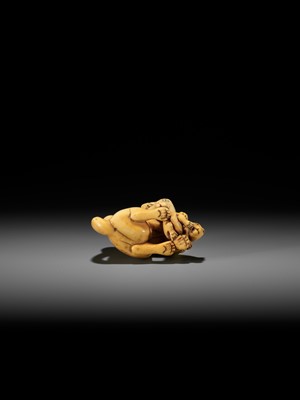 Lot 60 - A RARE IVORY NETSUKE OF A KITSUNE (FOX) AND CUB