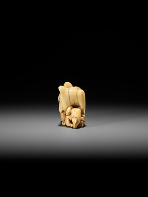 Lot 60 - A RARE IVORY NETSUKE OF A KITSUNE (FOX) AND CUB