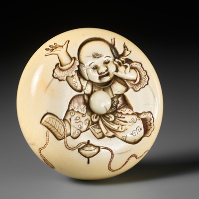 Lot 506 - AN IVORY MANJU NETSUKE DEPICTING A KARAKO WITH SPINNING TOP