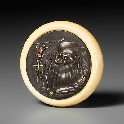 Lot 508 - AN IVORY KAGAMIBUTA NETSUKE WITH SOJOBO HOLDING A PUPPET