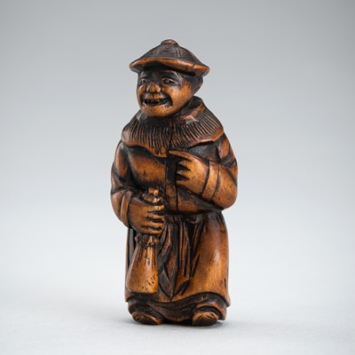 Lot 553 - A WOOD NETSUKE OF A DUTCHMAN