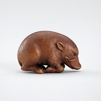 Lot 396 - A WOOD NETSUKE OF A RECUMBENT BOAR