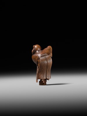 Lot 189 - A FINE WOOD NETSUKE OF A BLIND MAN WITH A STONE IN HIS GETA, ATTRIBUTED TO SHOKO