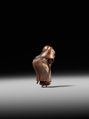 Lot 189 - A FINE WOOD NETSUKE OF A BLIND MAN WITH A STONE IN HIS GETA, ATTRIBUTED TO SHOKO