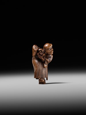 Lot 189 - A FINE WOOD NETSUKE OF A BLIND MAN WITH A STONE IN HIS GETA, ATTRIBUTED TO SHOKO