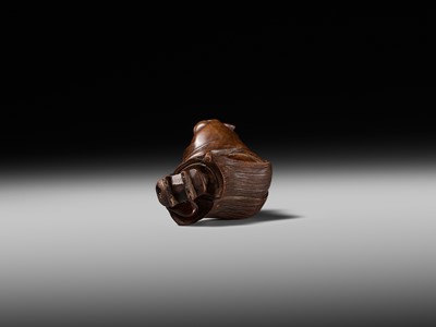 Lot 189 - A FINE WOOD NETSUKE OF A BLIND MAN WITH A STONE IN HIS GETA, ATTRIBUTED TO SHOKO