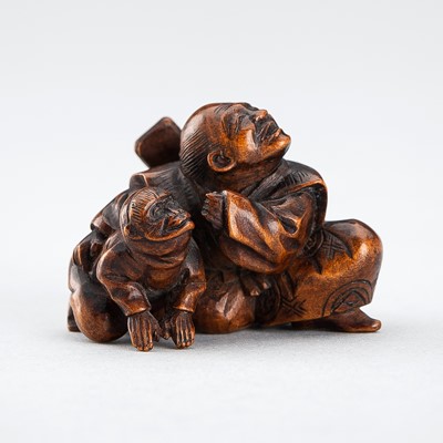 Lot 1317 - A FINE WOOD NETSUKE FROM THE KYOGEN PLAY UTSUBO-ZARU (THE MONKEY’S QUIVER)