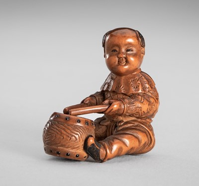 Lot 1589 - A SMALL WOOD NETSUKE OF A KARAKO WITH DRUM