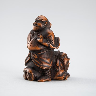 Lot 518 - A WOOD NETSUKE DEPICTING THE HUMILIATION OF KANSHIN