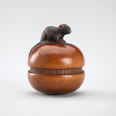 Lot 408 - A CHARMING WOOD NETSUKE OF A RAT ON A KEMARI BALL