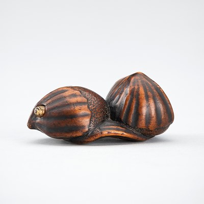 Lot 419 - A WOOD NETSUKE OF A GROUP OF CHESTNUTS WITH A MOVEABLE MAGGOT